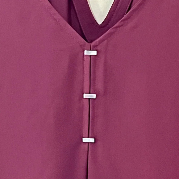 Dynamite| Wine Short Sleeve Top Blouse Woven Back Front Metal Accents Sz S - Picture 2 of 6